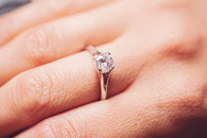 The Distinctive Beauty of the 18K Yellow Gold Lily Arkwright Alya Ring
